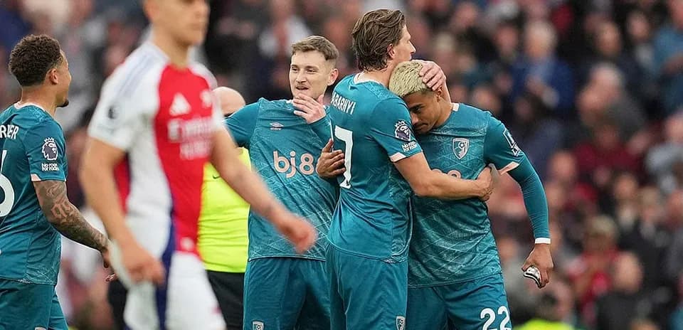 Bournemouth oyunçuları bir-birini təbrik edir