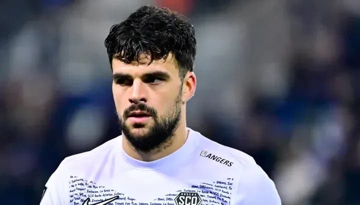 Futbolçu oyun zamanı diqqətlə baxır