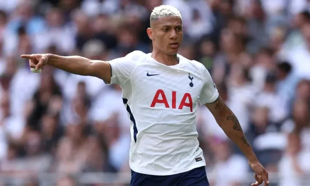 Futbolçu Tottenham formasında meydanda işarə edir