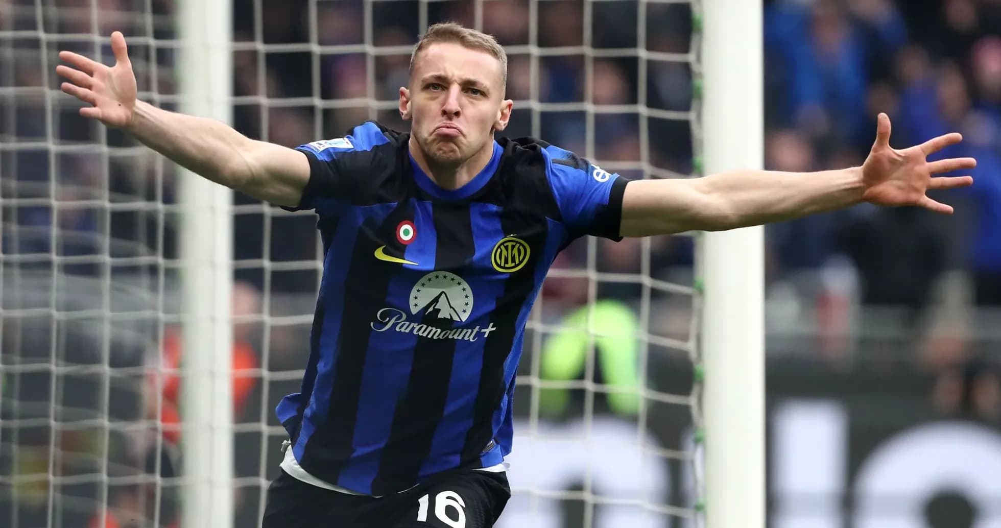 Futbolçu qol vurduqdan sonra sevinir