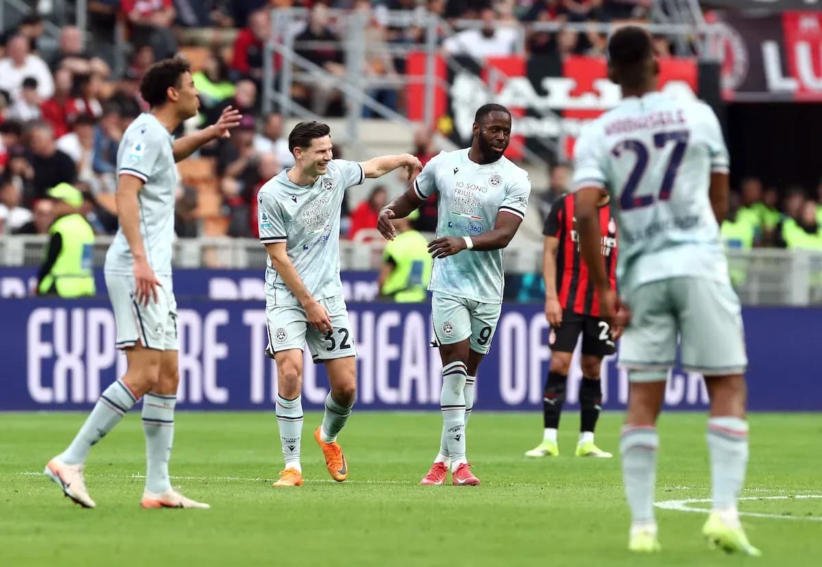 Venezia futbolçuları sevinir