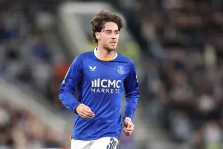 Futbolçu mavi forma ilə meydanda qaçır Futbolçu mavi forma ilə meydanda qaçır