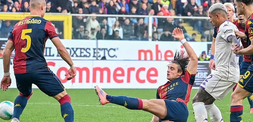 Fiorentina və Genoa futbol oyunu zamanı mübarizə