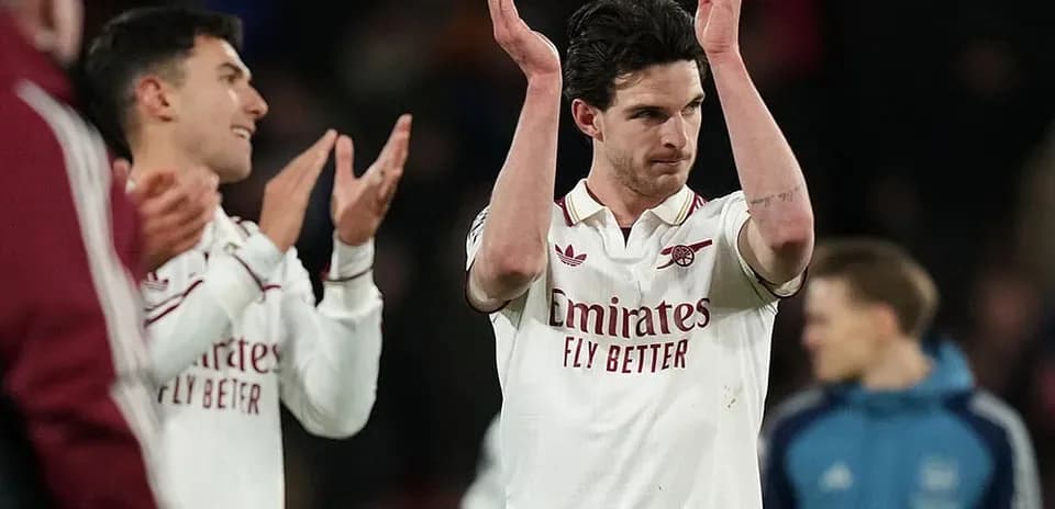 Arsenal oyunçuları alqışlayır