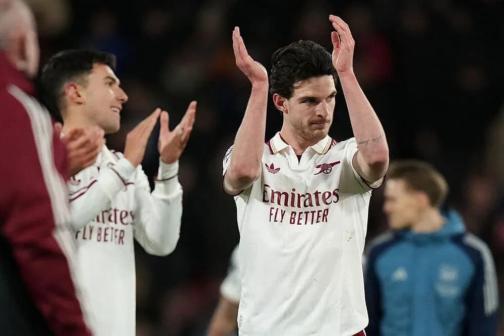 Arsenal oyunçuları alqışlayır