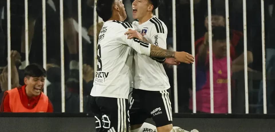 Colo Colo futbolçuları sevinir