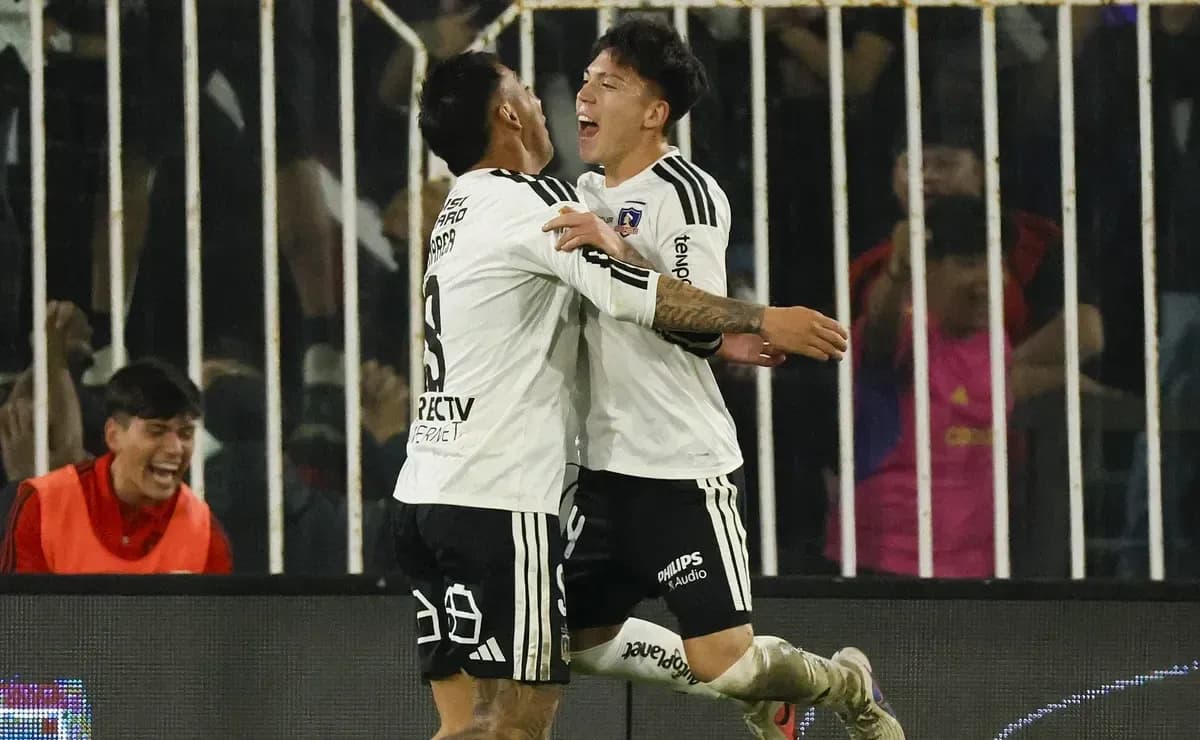 Colo Colo futbolçuları sevinir