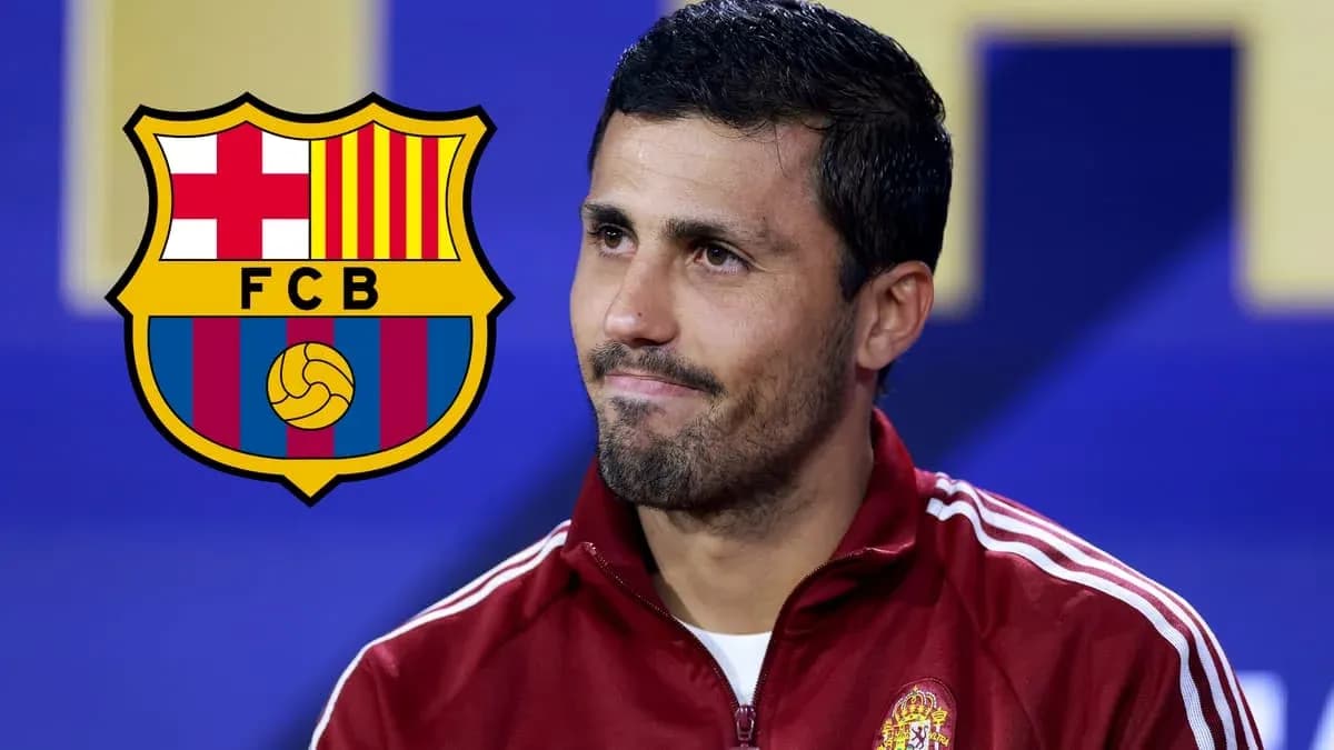 Futbolçu mətbuat konfransında danışır, FC Barcelona logosu Futbolçu mətbuat konfransında danışır, FC Barcelona logosu