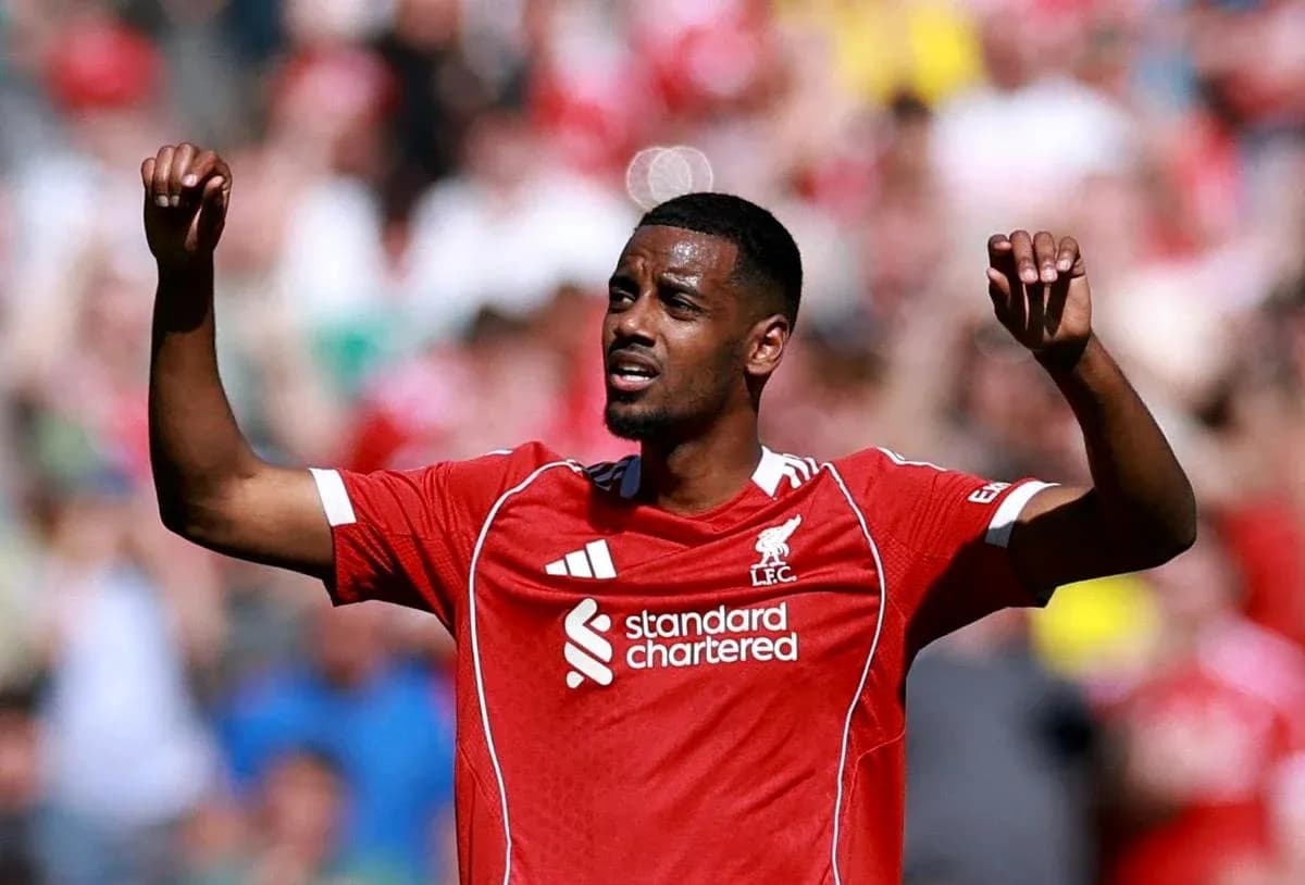 Liverpool futbolçusu qələbə işarəsi edir