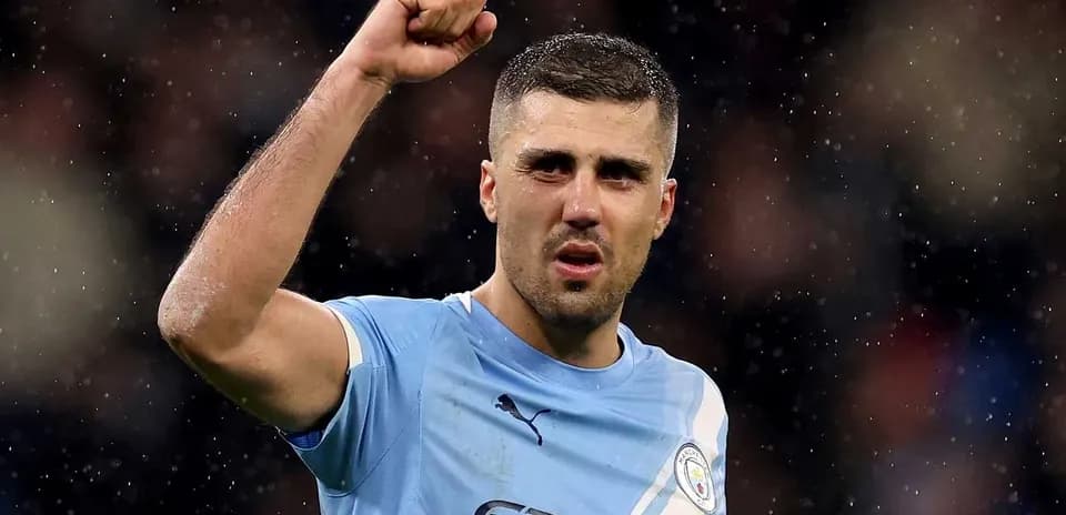 Futbolçu qələbə əlaməti olaraq əlini qaldırıb