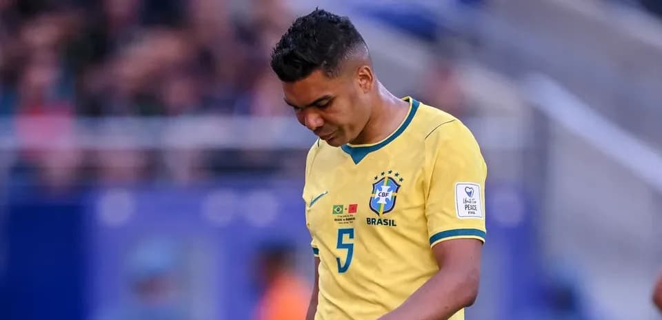 Futbolçu Casemiro, Brasil formasında, başı aşağıda