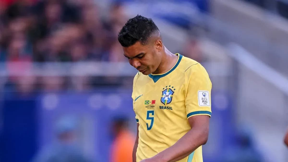 Futbolçu Casemiro, Brasil formasında, başı aşağıda