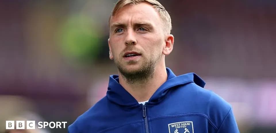 Futbolçu West Ham United geyimində meydançada