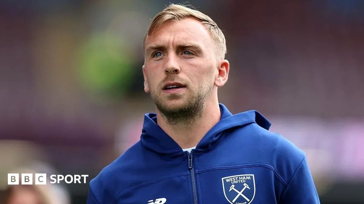 Futbolçu West Ham United geyimində meydançada
