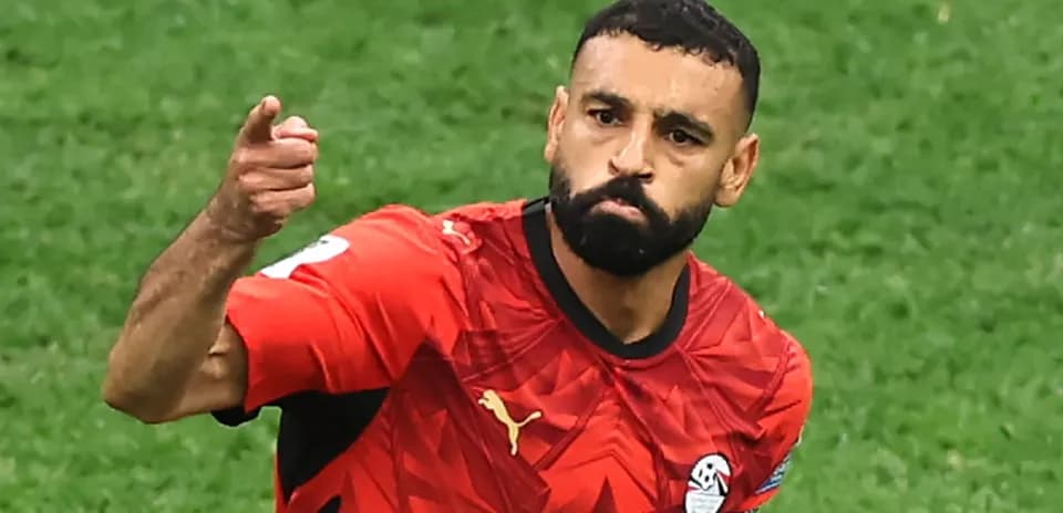 Futbolçu qırmızı formada qol sevinci yaşayır