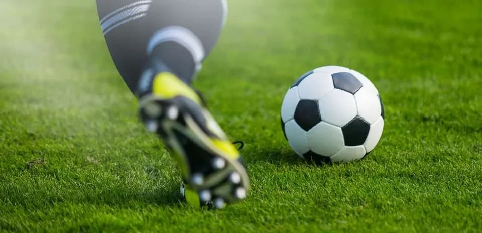 Futbol topuna doğru zərbə vuran ayaq