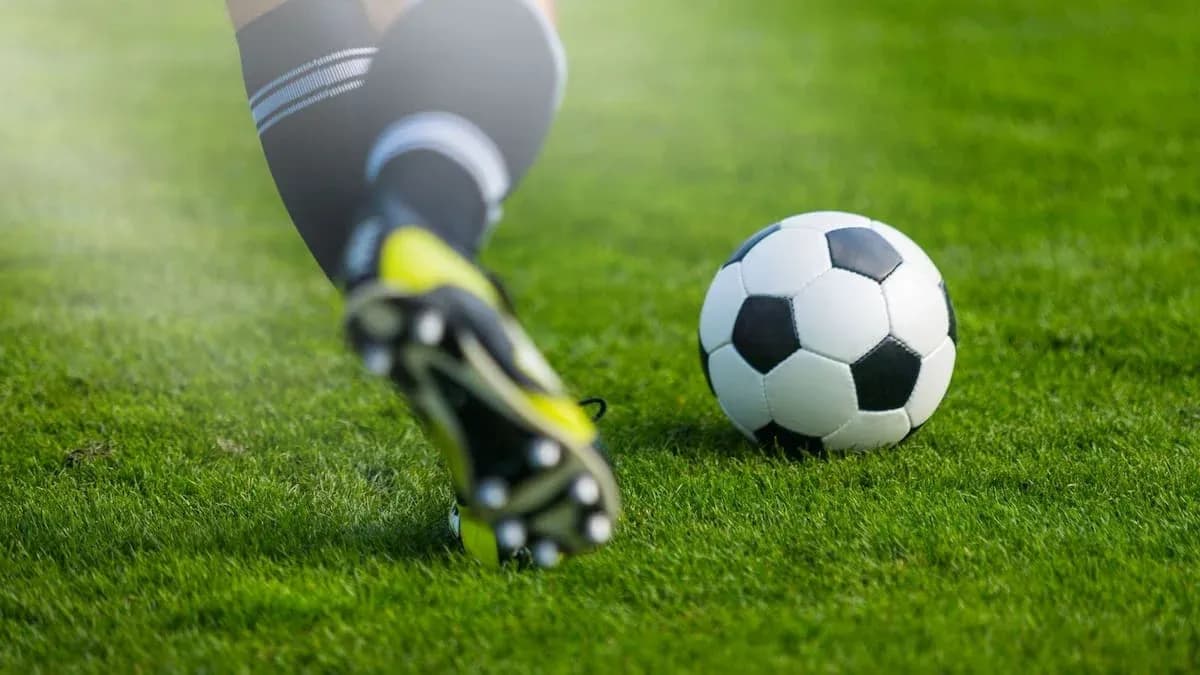 Futbol topuna doğru zərbə vuran ayaq