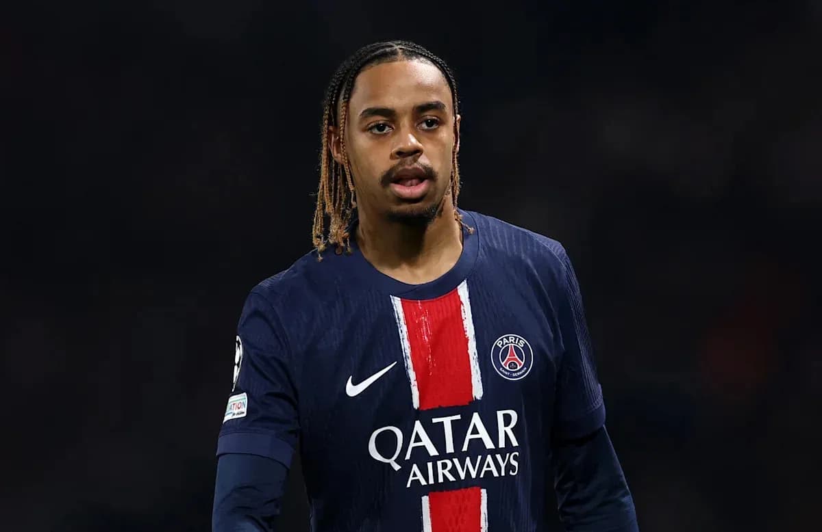 Futbolçu PSG formasında oyun sahasında