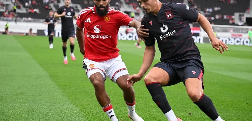İki futbolçunun top üçün mübarizə apardığı an