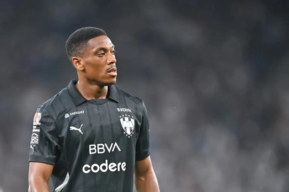 Futbolçu qara forma ilə meydanda dayanıb