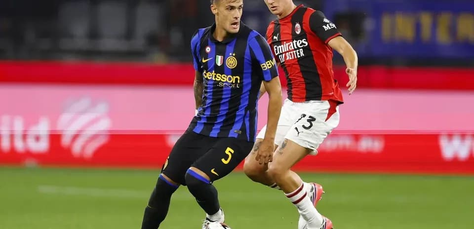 İki futbolçu top üçün mübarizə aparır