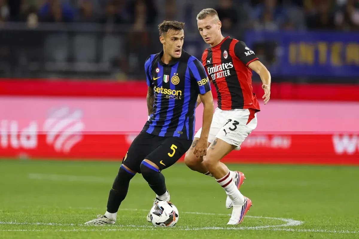 İki futbolçu top üçün mübarizə aparır