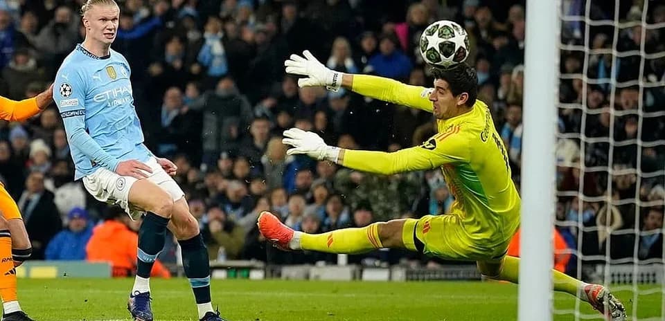 Haaland qol vurmağa çalışır, kütlə arxada