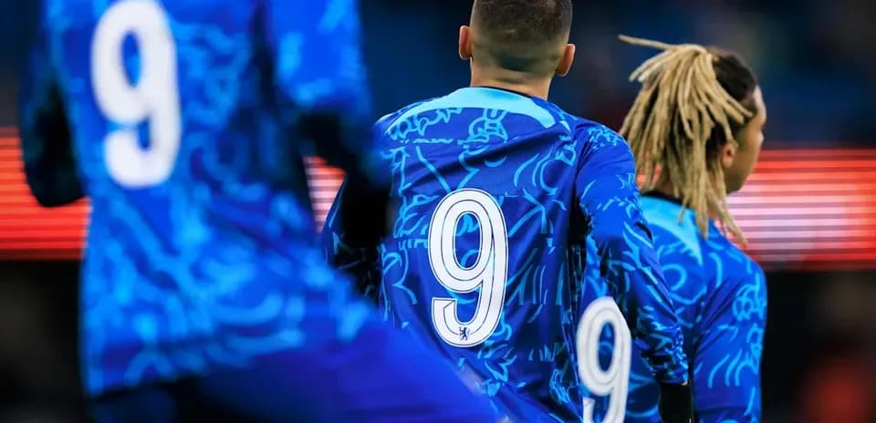 Futbolçuların mavi forma ilə arxa görünüşü