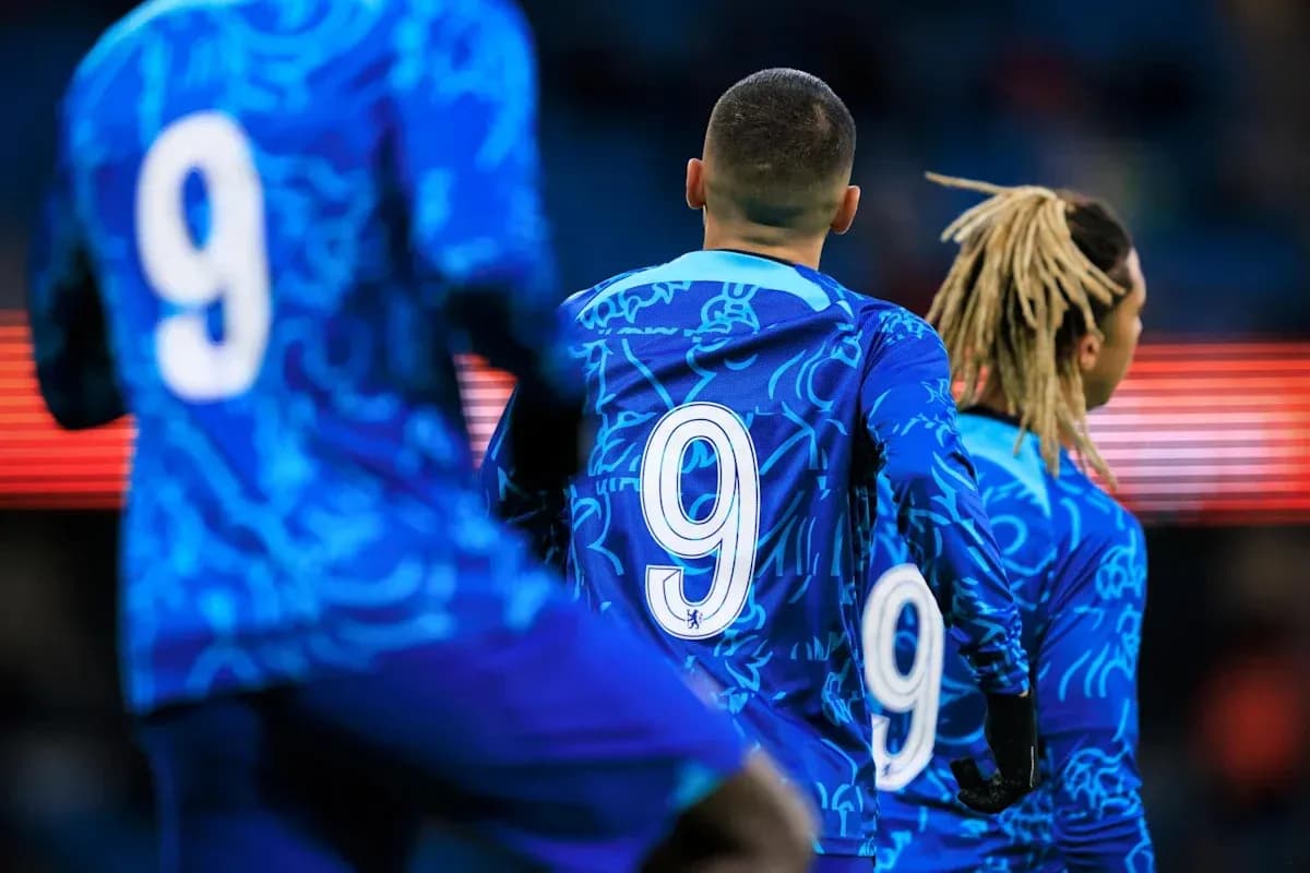Futbolçuların mavi forma ilə arxa görünüşü