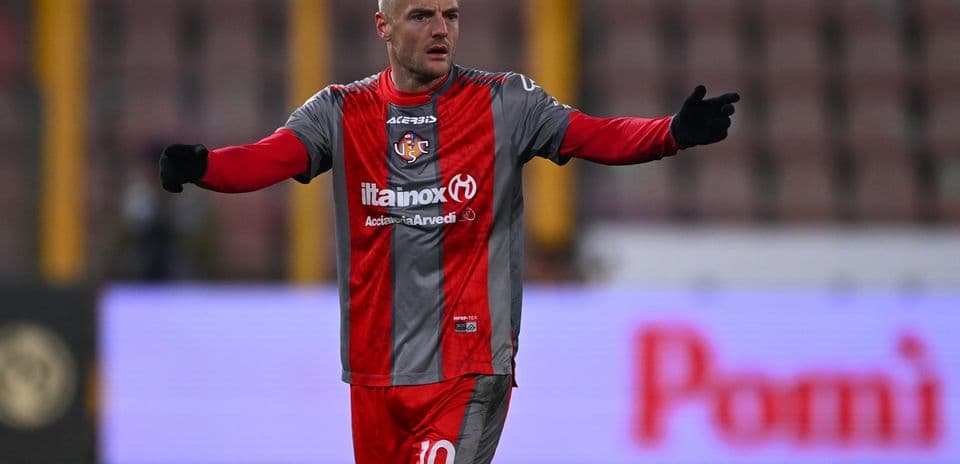 Futbolçu oyun zamanı əllərini qaldırıb müzakirə edir