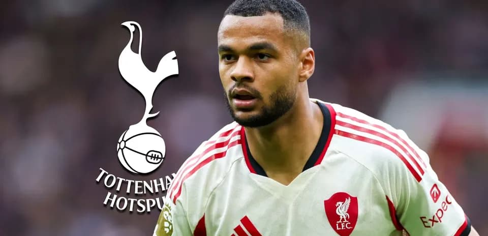 Futbolçu Liverpool formasında oyun sahasında