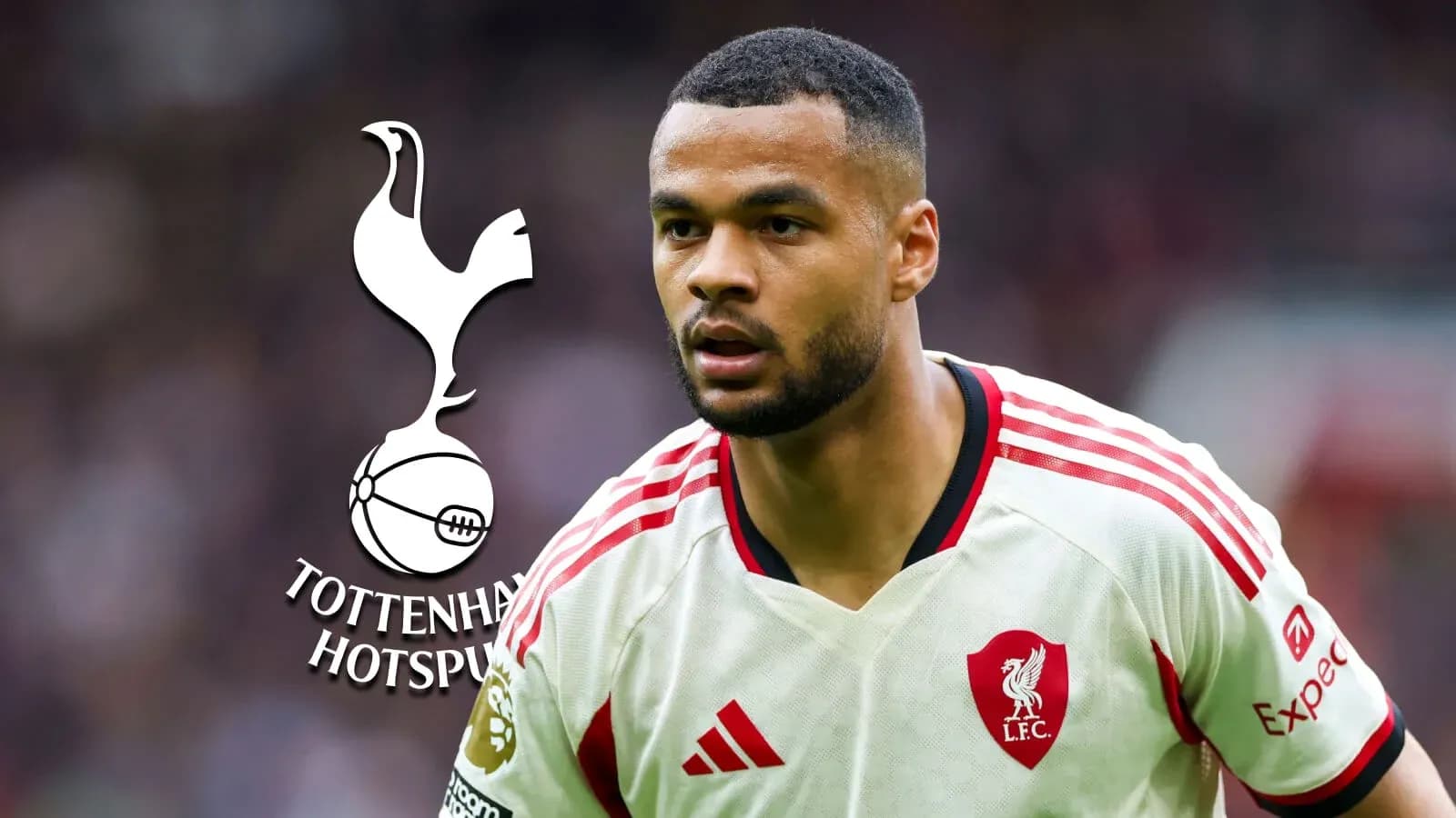 Futbolçu Liverpool formasında oyun sahasında