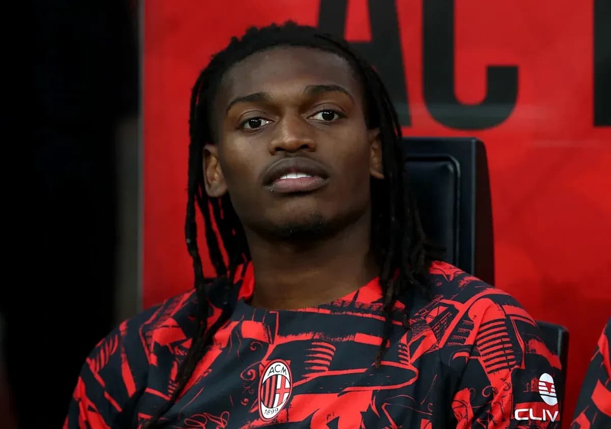 Futbolçu AC Milan formasında oturur vəziyyətdə