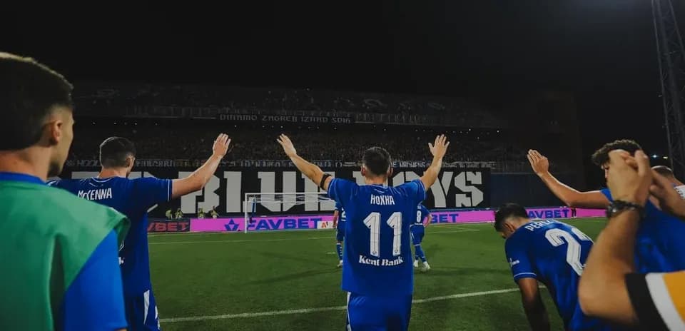 Dinamo Zagreb oyunçuları azarkeşlərə əl sallayır