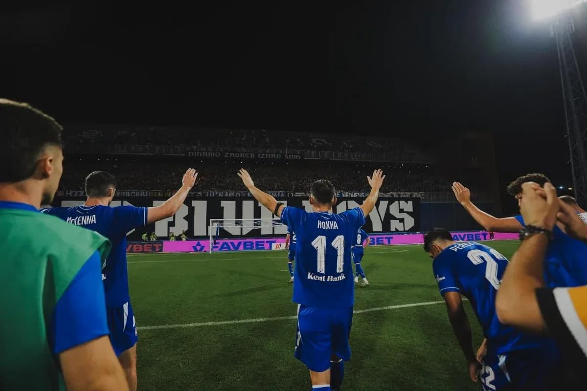 Dinamo Zagreb oyunçuları azarkeşlərə əl sallayır