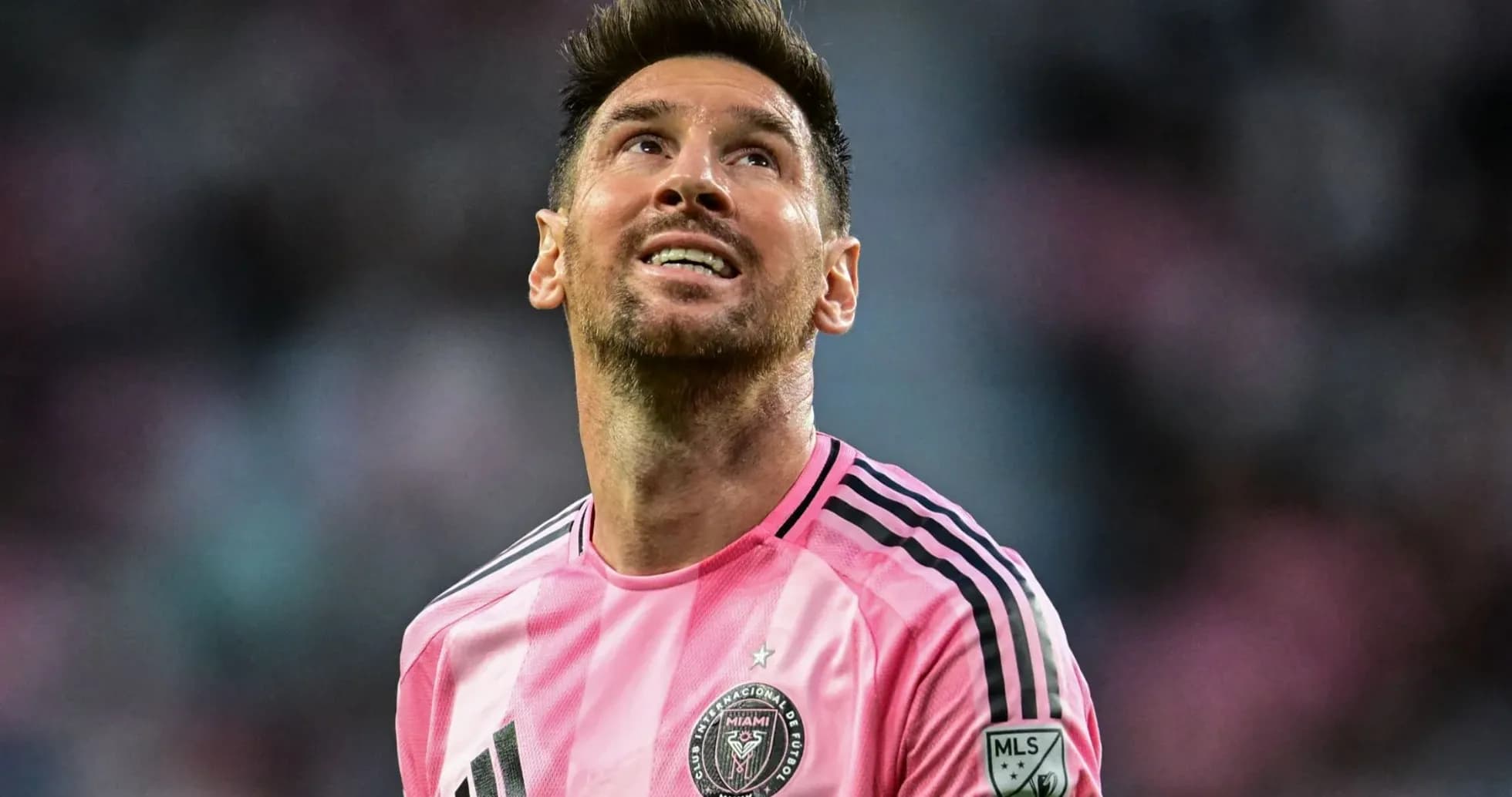 Futbolçu pink forma ilə meydanda durur