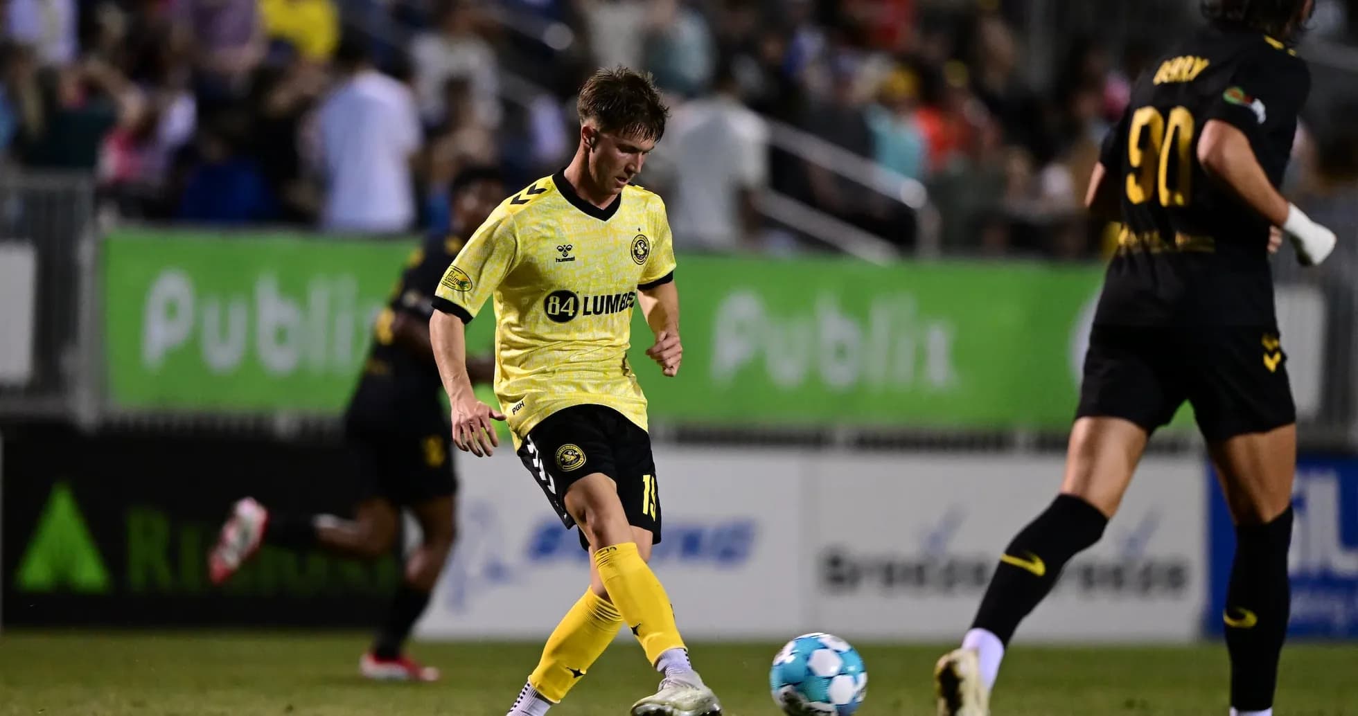 Charleston Battery oyunçusu topa zərbə vurur