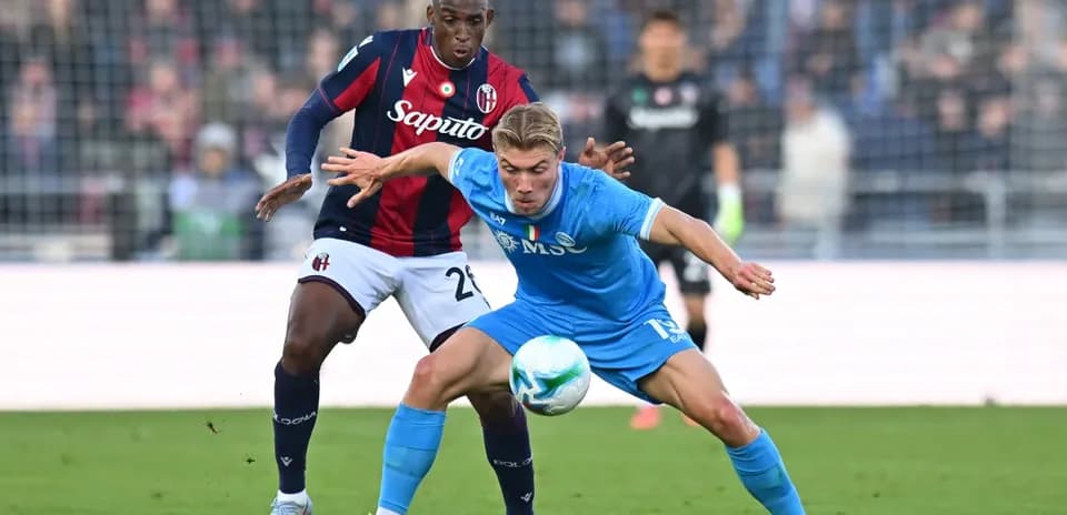 Napoli və Bologna oyunçuları top üçün mübarizə aparır
