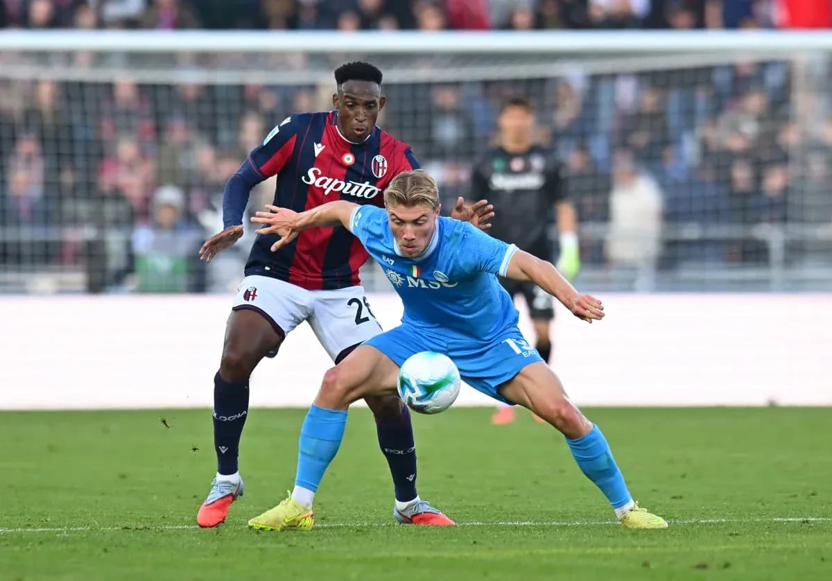 Napoli və Bologna oyunçuları top üçün mübarizə aparır