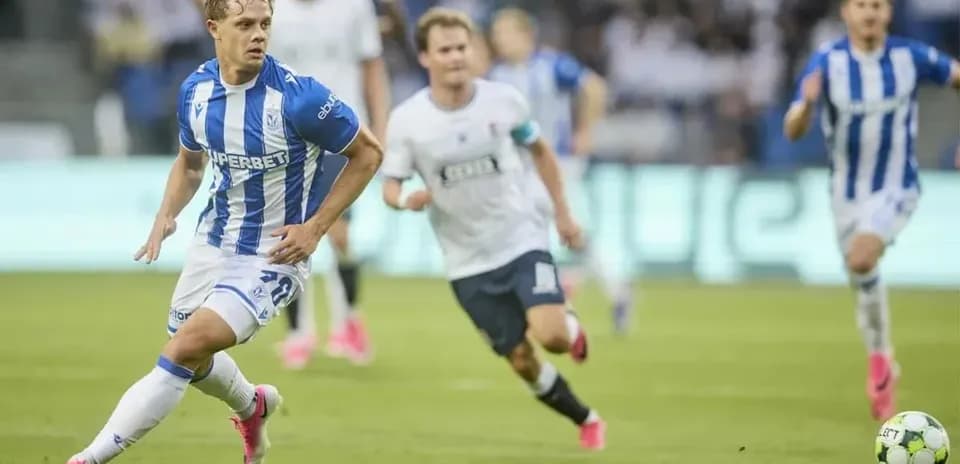 Lech Poznan futbolçusu topu sürür