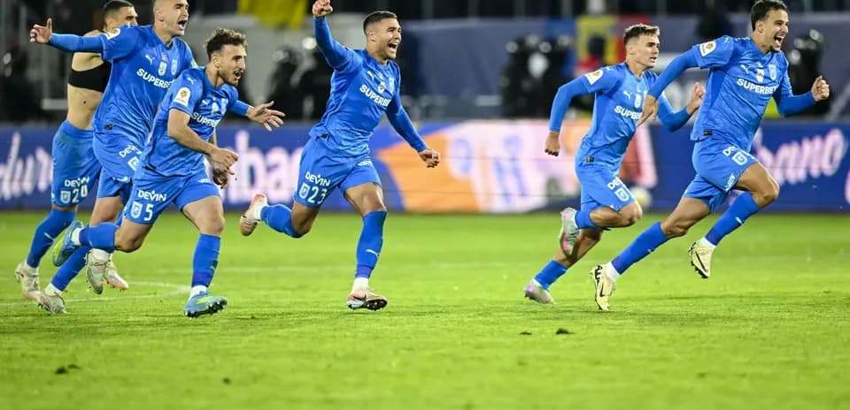 Futbolçular qələbə sevincini paylaşır