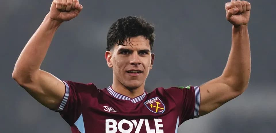 Futbolçu qələbə qeyd edir, əlləri havada