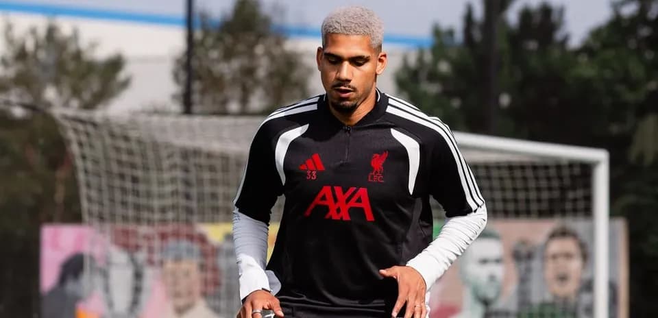 Futbolçu məşqdə Liverpool formasında çalışır