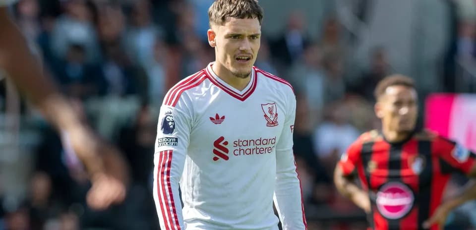 Futbolçu Liverpool formasında oyun zamanı durub
