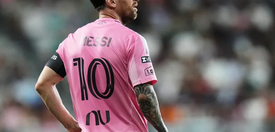 Futbolçu Messi, çəhrayı forma ilə oyun sahəsində
