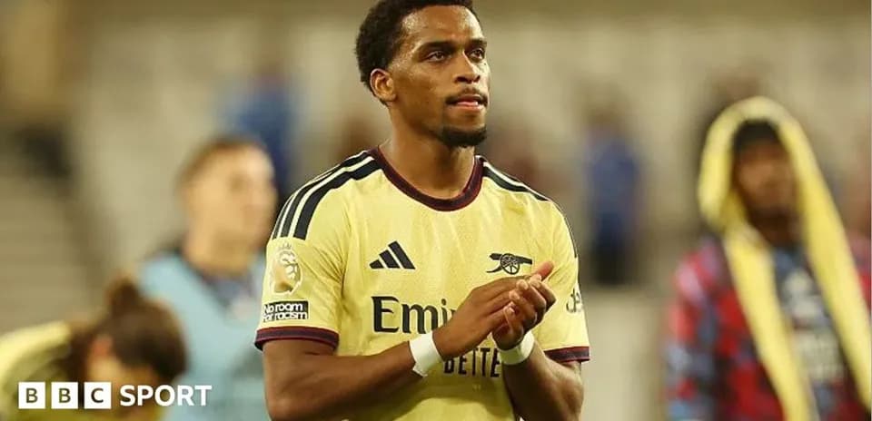 Futbolçu Arsenal formasında meydanda əl çalıb