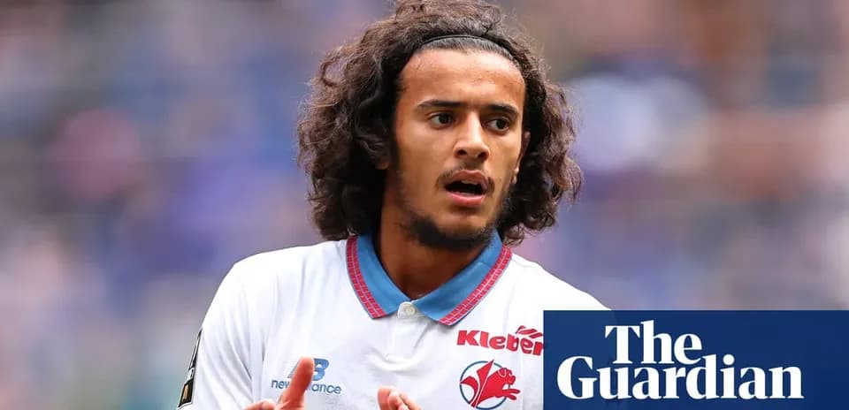 Futbolçu oyun zamanı komanda forması ilə