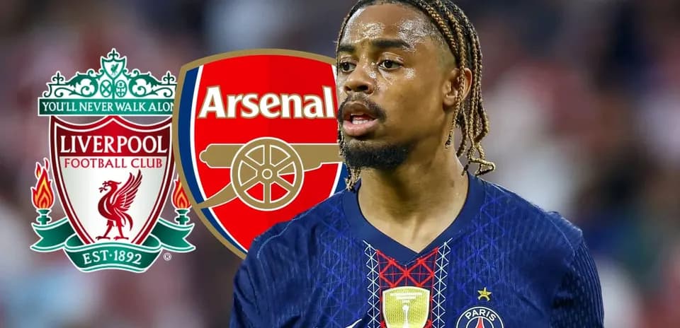 Futbolçu Paris Saint-Germain formasında, arxada Liverpool və Arsenal loqoları