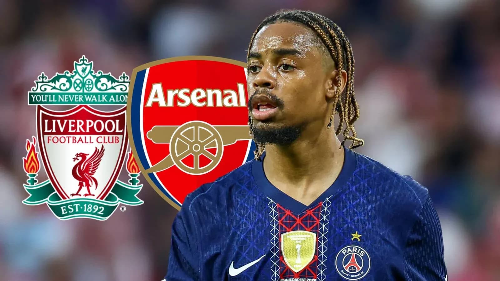 Futbolçu Paris Saint-Germain formasında, arxada Liverpool və Arsenal loqoları