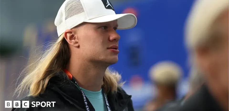 Young man with long hair wearing a cap